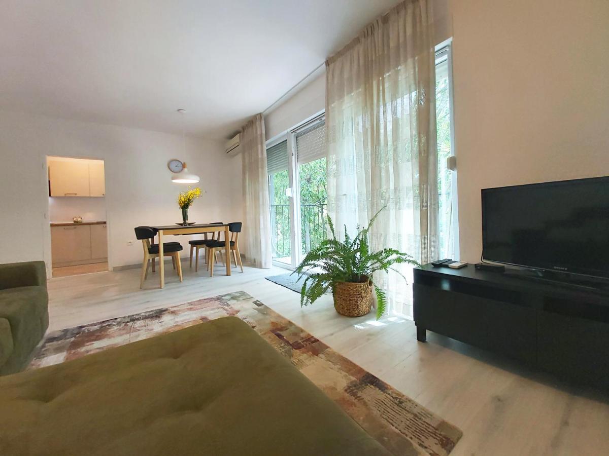 Point Apartment *